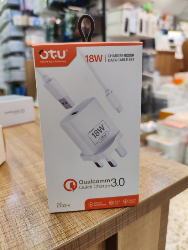 شاحن أصلي بقوة 18 واط PD USB-C مع كابل شحن سريع